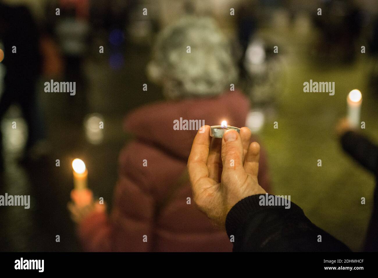 Barcelona, Spanien. Dezember 2020. Ein Protestler hält während der Demonstration eine Kerze in der Hand.die Plattform Fridays for future hat zum fünften Jahrestag des Pariser Abkommens in Barcelona einen Akt zur Klimanotlage organisiert. Kredit: SOPA Images Limited/Alamy Live Nachrichten Stockfoto