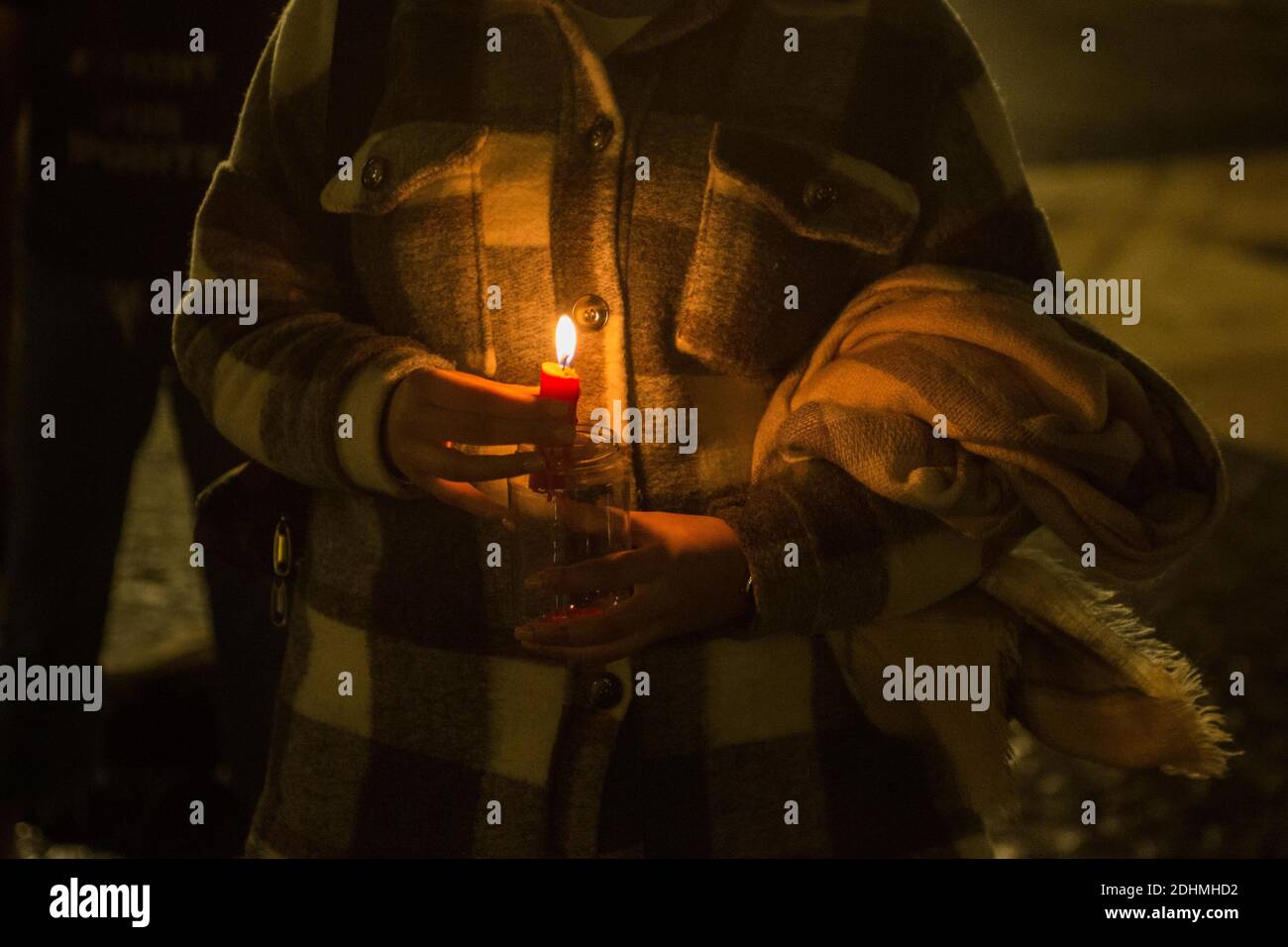 Barcelona, Spanien. Dezember 2020. Ein Protestler hält während der Demonstration eine Kerze in der Hand.die Plattform Fridays for future hat zum fünften Jahrestag des Pariser Abkommens in Barcelona einen Akt zur Klimanotlage organisiert. Kredit: SOPA Images Limited/Alamy Live Nachrichten Stockfoto