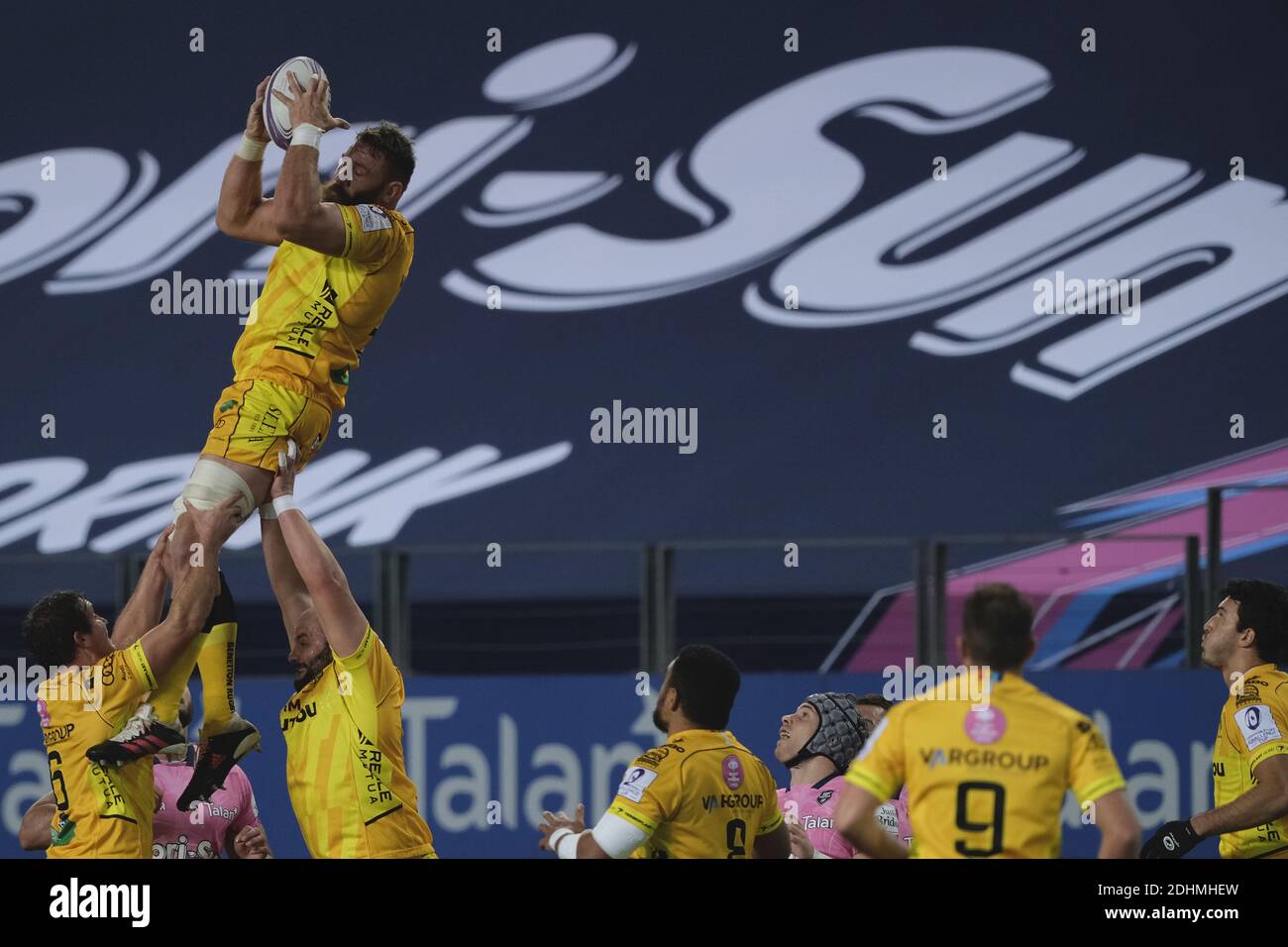 Paris, Frankreich. Dezember 2020. Trevise Lock IRNE HERBST in Aktion während des European Challenge Rugby Cup Tag 1 zwischen Stade Francais und Benetton Rugby Trevise im Jean Bouin Stadion in Paris - Frankreich Trevise gewann 44-20 Credit: Pierre Stevenin/ZUMA Wire/Alamy Live News Stockfoto