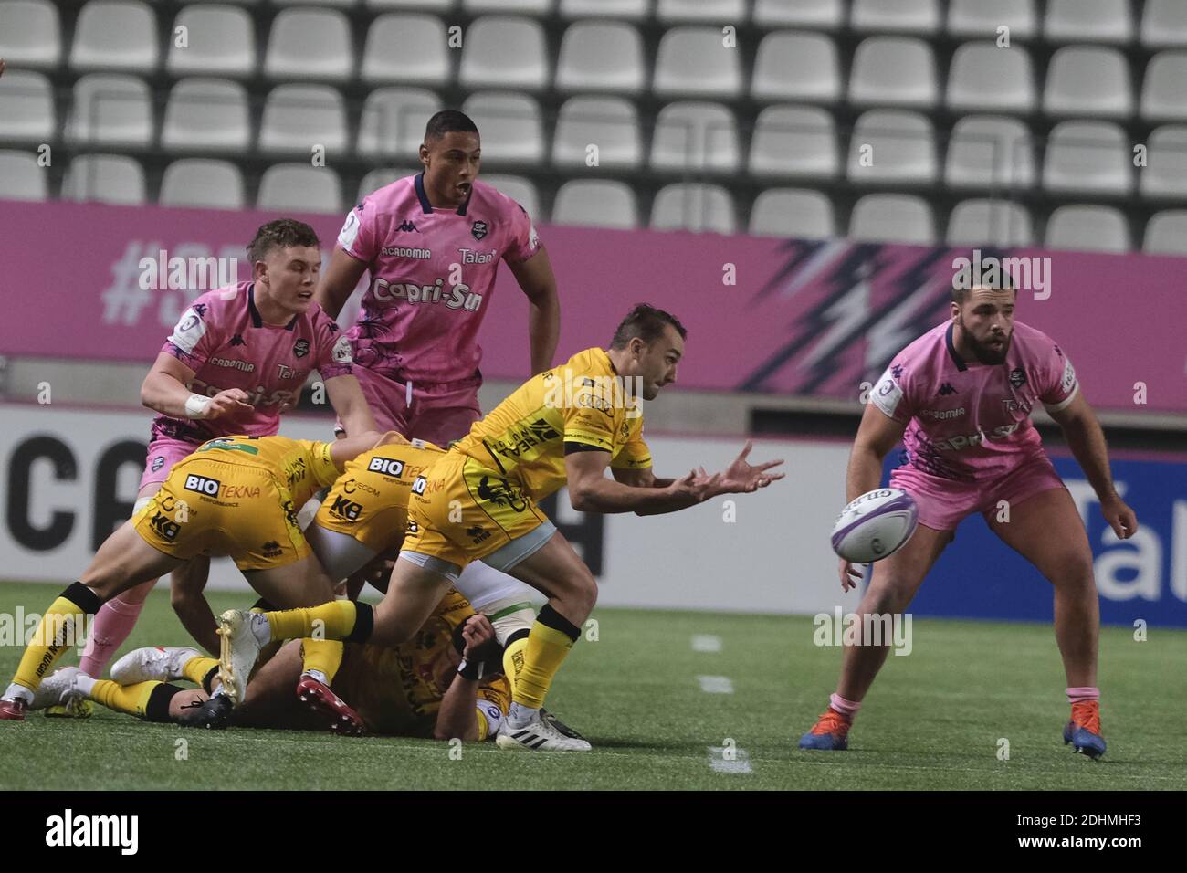 Paris, Frankreich. Dezember 2020. Trevise Scrum Half DEWALD OTTO DUVENAGE in Aktion während des European Challenge Rugby Cup Day One zwischen Stade Francais und Benetton Rugby Trevise im Jean Bouin Stadion in Paris - Frankreich Trevise gewann 44-20 Credit: Pierre Stevenin/ZUMA Wire/Alamy Live News Stockfoto