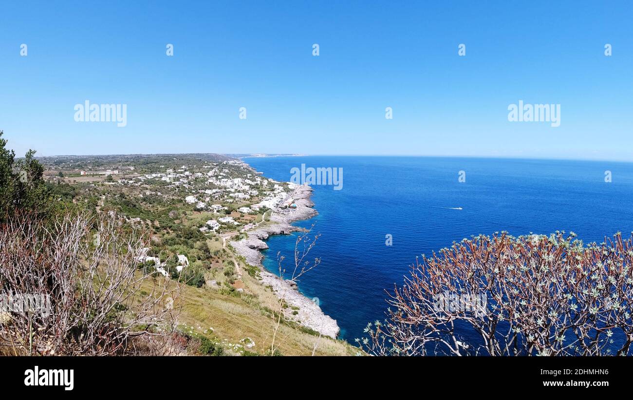 Blick auf die Felsküste der Adria in der Nähe von Santa Maria di Leuca, einem Weiler von Castrignano del Capo, in der Provinz Lecce, im südlichen Salento Stockfoto