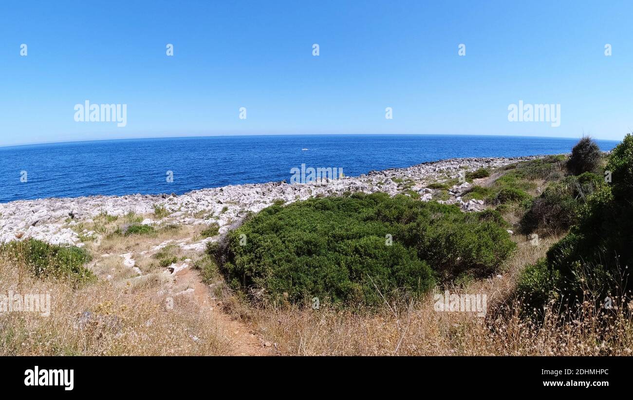 Blick auf die Felsküste der Adria in der Nähe von Santa Maria di Leuca, einem Weiler von Castrignano del Capo, in der Provinz Lecce, im südlichen Salento Stockfoto