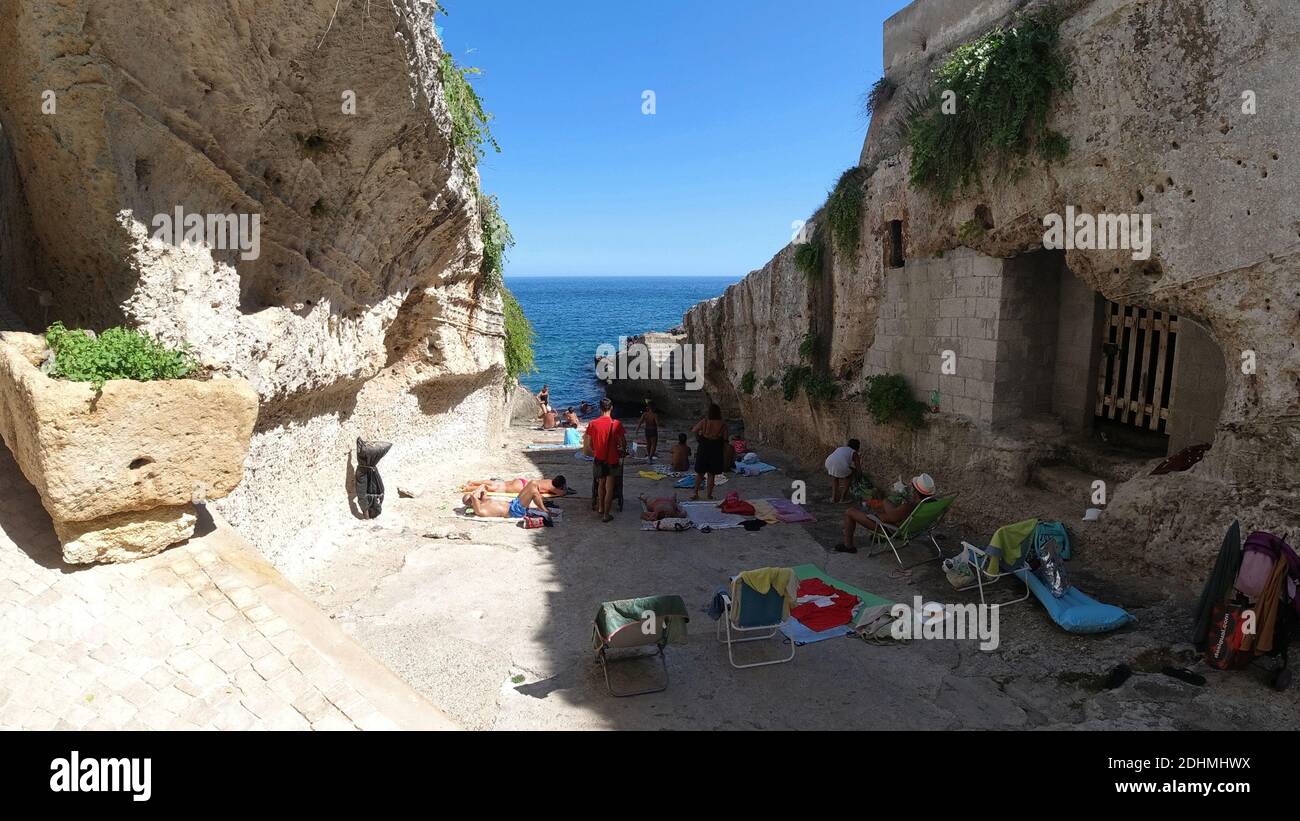 Blick auf die Felsküste der Adria in der Nähe von Santa Maria di Leuca, einem Weiler von Castrignano del Capo, in der Provinz Lecce, im südlichen Salento Stockfoto