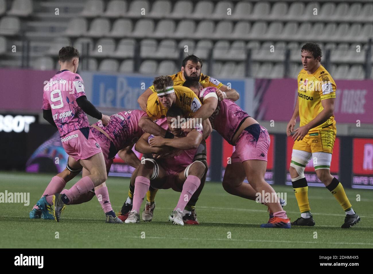 Paris, Frankreich. Dezember 2020. Stade Francais Flanker CHARLIE FRANCOZ in Aktion während des European Challenge Rugby Cup Tag 1 zwischen Stade Francais und Benetton Rugby Trevise im Jean Bouin Stadion in Paris - Frankreich.Trevise gewann 44-20 Credit: Pierre Stevenin/ZUMA Wire/Alamy Live News Stockfoto
