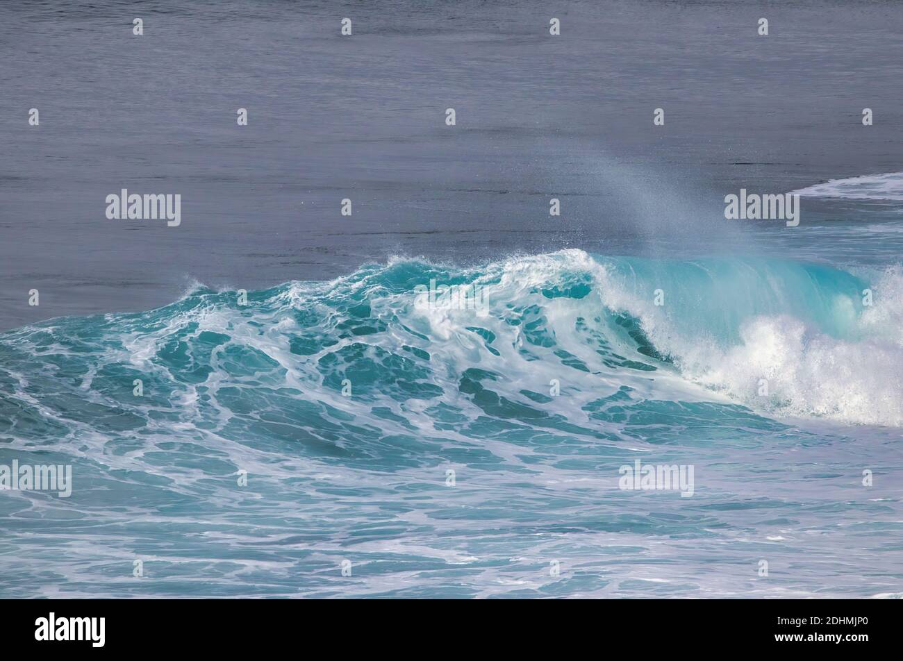 Abstürzende Aquamarin und Whitecap Welle brechen. Stockfoto