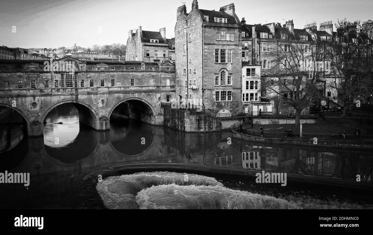 Pulteney Bridge in Bath England in schwarz und weiß Stockfoto