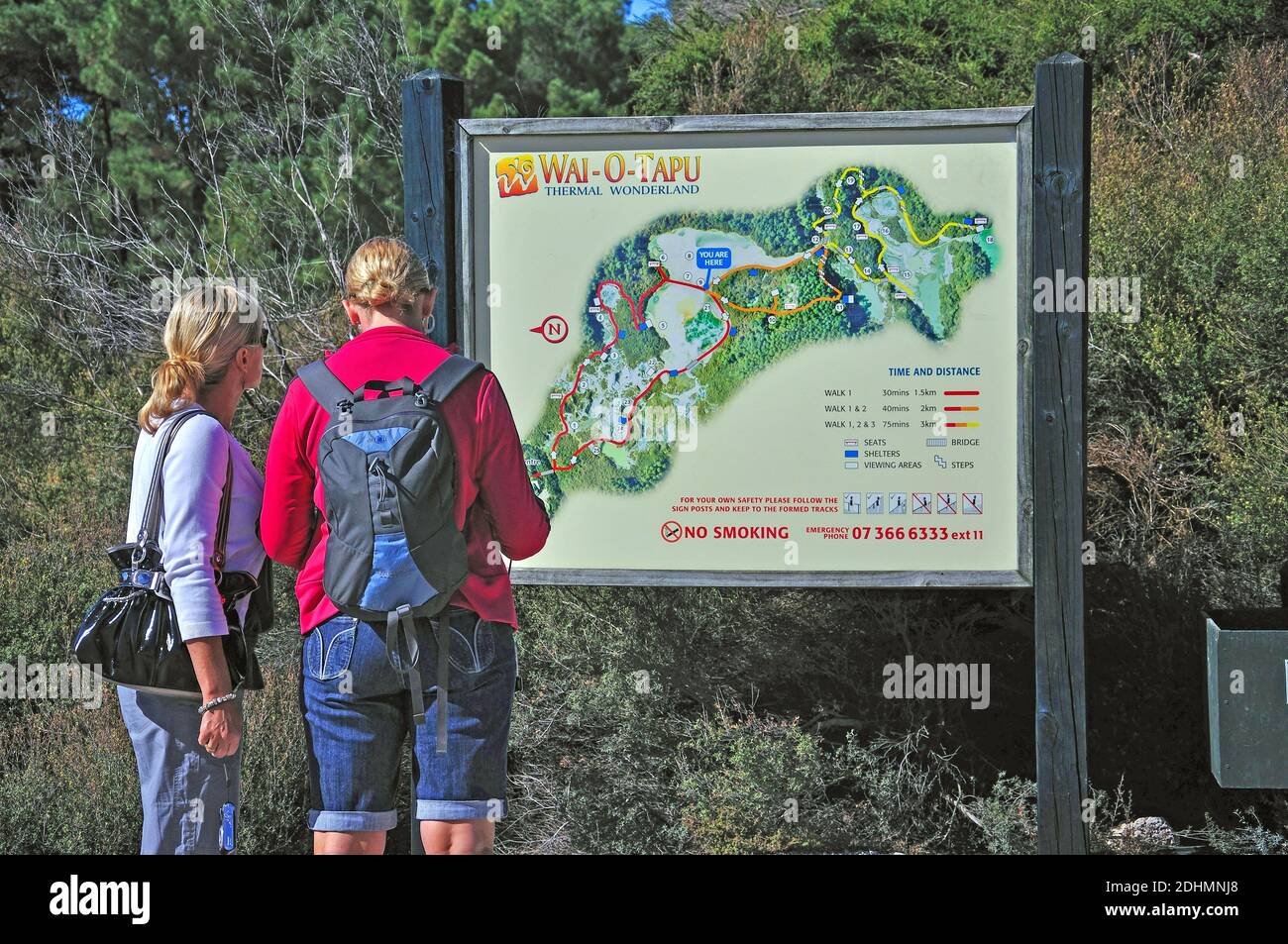 Paar auf der Suche auf Karte von Wai-O-Tapu Thermal Wonderland, Rotorua, Bucht von viel Region, Nordinsel, Neuseeland Stockfoto