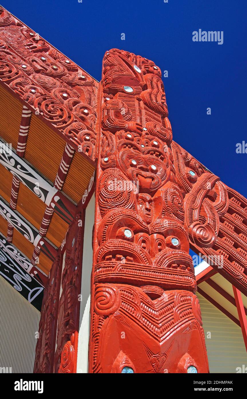 Schnitzereien auf Haus der Begegnung (Wharenui), Whakarewarewa Thermal Village leben, Rotorua, Bay of Plenty, North Island, Neuseeland Stockfoto