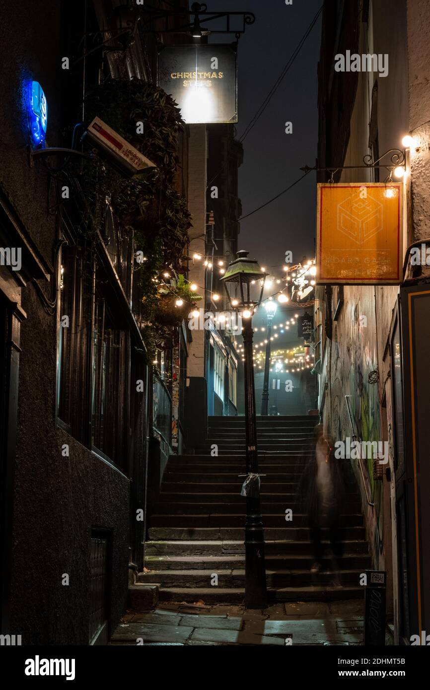 Lichterketten beleuchten die Weihnachtsstufen in einer nebligen Herbstnacht in Bristol. Stockfoto