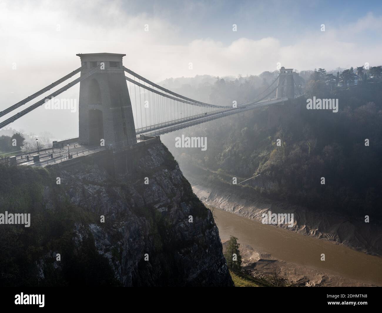 Nebel steigt vom Fluss Avon und Leigh Woods in der Avon Gorge unter Bristol's Wahrzeichen Clifton Suspension Bridge. Stockfoto