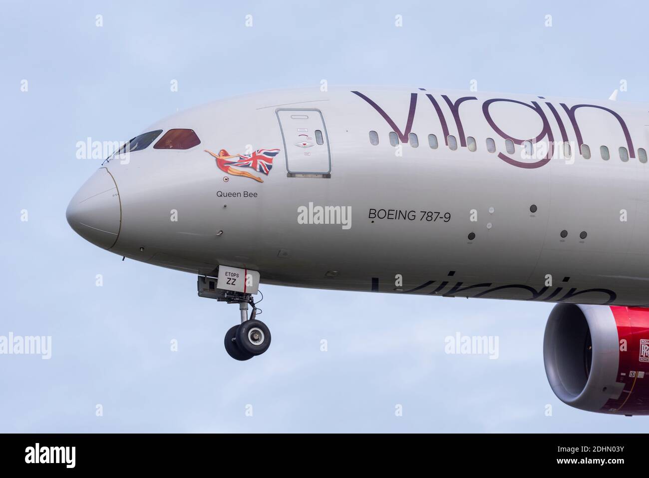 Virgin Atlantic Boeing 787 Dreamliner Jet Airliner Flugzeug G-VBZZ Landung am Flughafen London Heathrow, Großbritannien, genannt Queen Bee. Scharlachrote Dame mit Nasengrafiken Stockfoto
