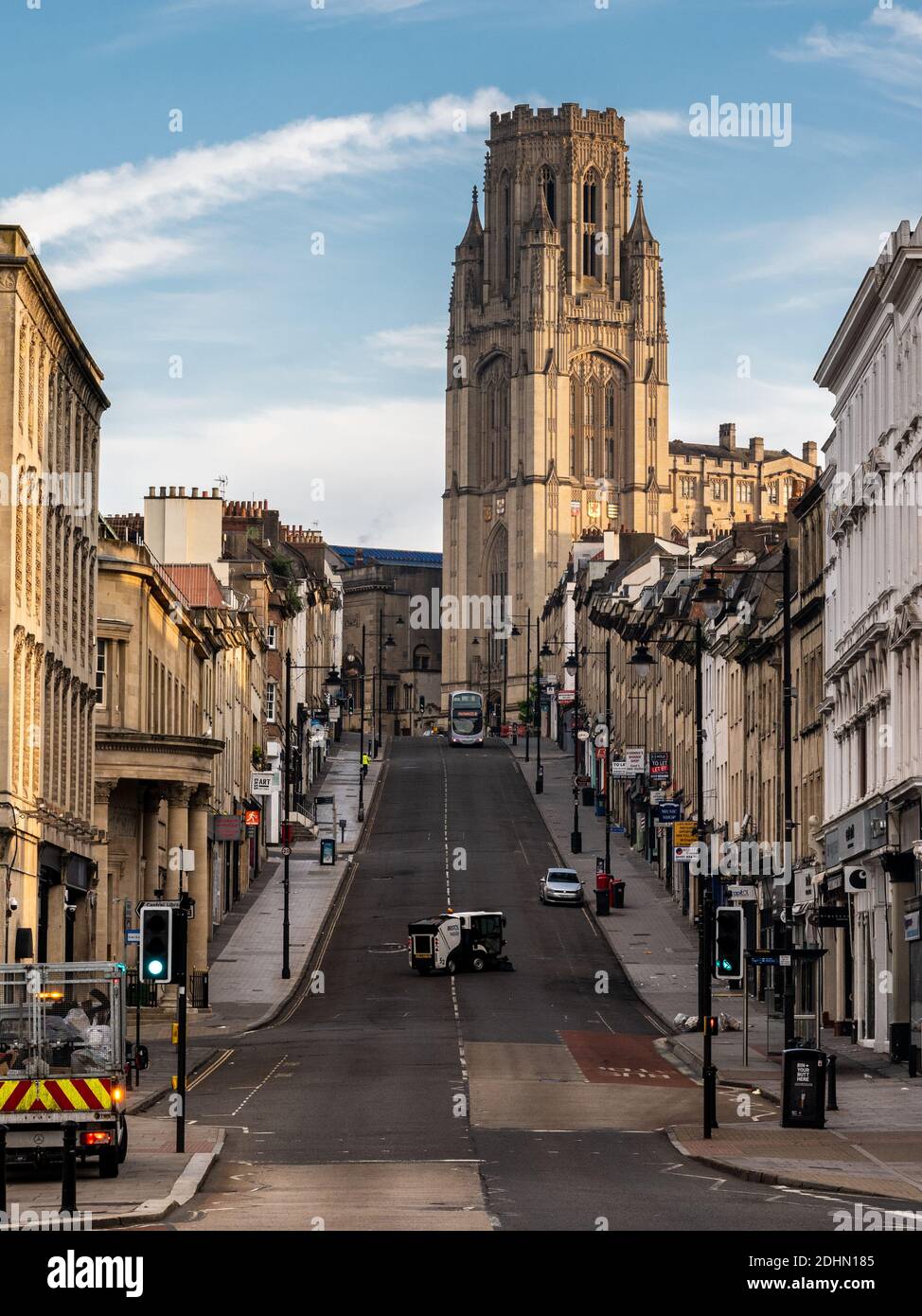 Das Wills Memorial Building der Bristol University erhebt sich an einem frühen Sommermorgen hoch auf dem Hügel über der Park Street. Stockfoto