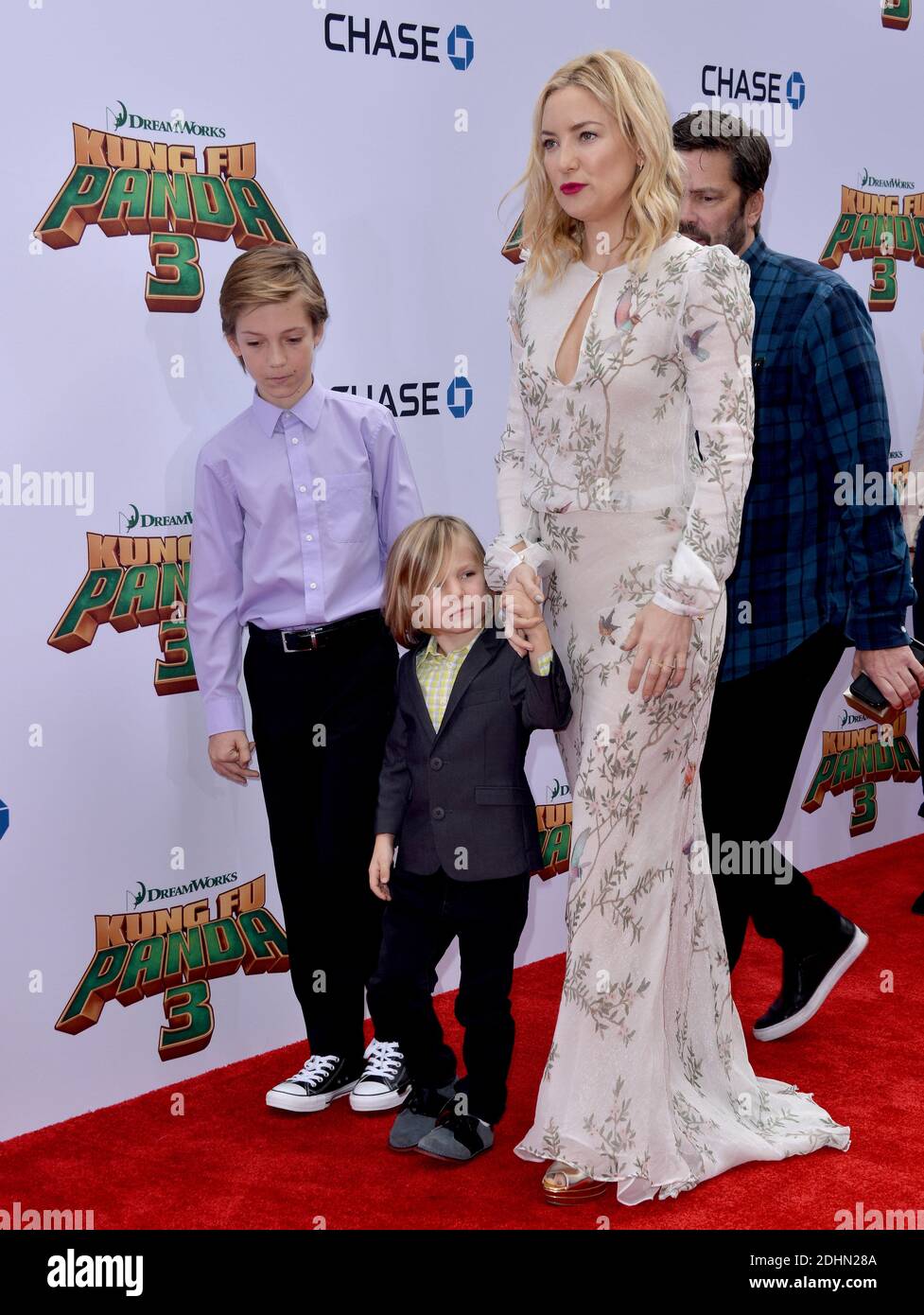 Kate Hudson mit den Söhnen Bingham Hawn Bellamy und Ryder Robinson besuchen die Premiere von 20th Century Fox's 'Kung Fu Panda 3' im TCL Chinese Theatre am 16. Januar 2016 in Los Angeles, CA, USA. Foto von Lionel Hahn/ABACAPRESS.COM Stockfoto