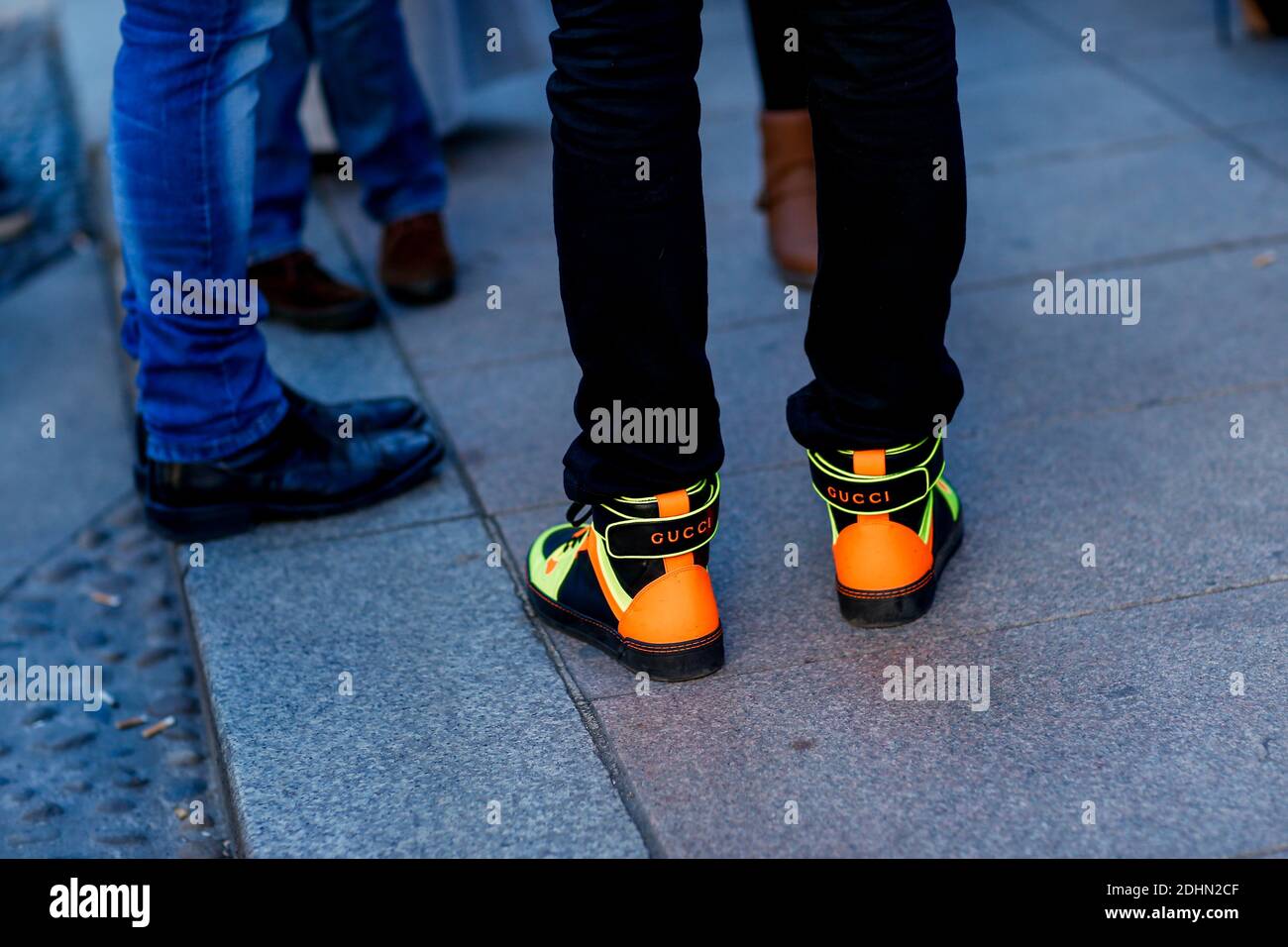 Street Style, Ankunft in Costume National Homme Herbst-Winter 2016-2017 Show auf der Piazza Duomo, in Mailand, Italien, am 16. Januar 2016 statt. Foto von Marie-Paola Bertrand-Hillion/ABACAPRESS.COM Stockfoto