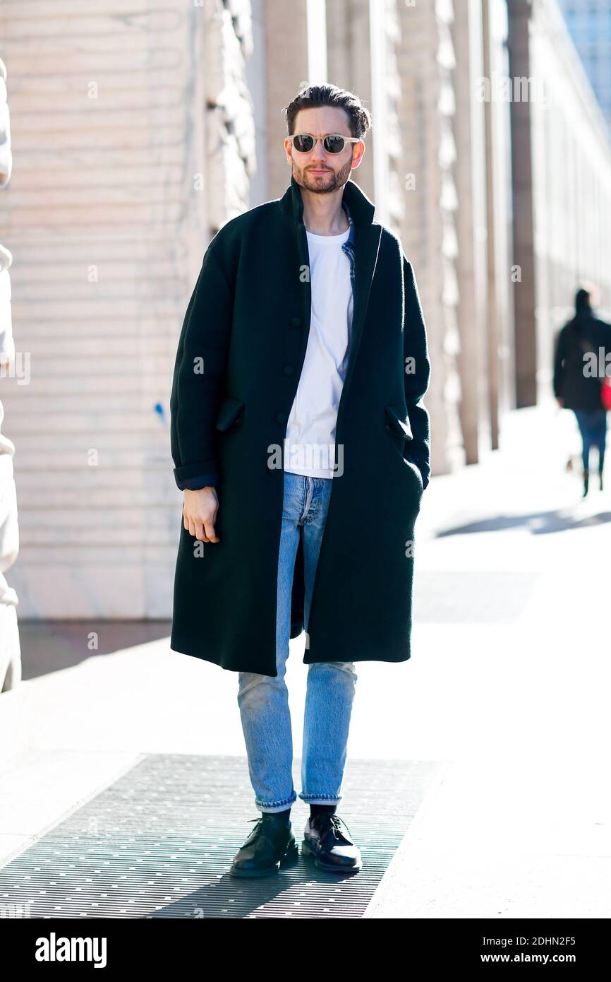 Street Style, Isaac Hindin-Miller Ankunft in Costume National Homme Herbst-Winter 2016-2017 Show auf der Piazza Duomo, in Mailand, Italien, am 16. Januar 2016. Foto von Marie-Paola Bertrand-Hillion/ABACAPRESS.COM Stockfoto