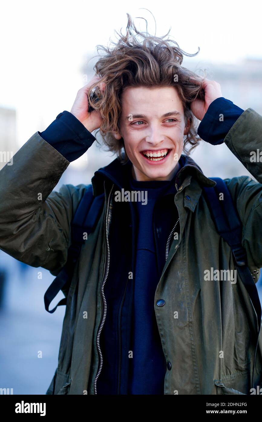 Street Style, Modell nach Kostüm National Homme Herbst-Winter 2016-2017 Show auf der Piazza Duomo, in Mailand, Italien, am 16. Januar 2016 statt. Foto von Marie-Paola Bertrand-Hillion/ABACAPRESS.COM Stockfoto