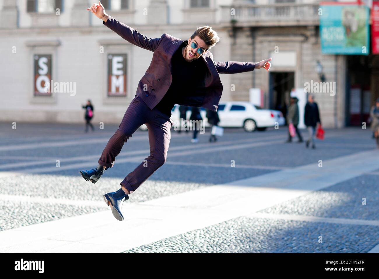 Street Style, Mariano Di VAIO Ankunft in Costume National Homme Herbst-Winter 2016-2017 Show auf der Piazza Duomo, in Mailand, Italien, am 16. Januar 2016. Foto von Marie-Paola Bertrand-Hillion/ABACAPRESS.COM Stockfoto