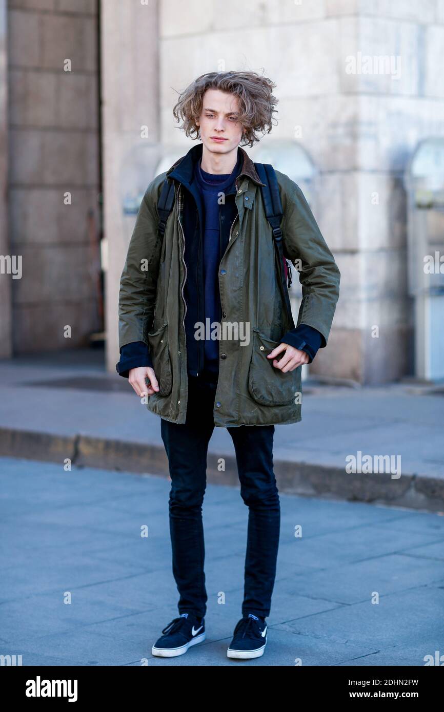 Street Style, Modell nach Kostüm National Homme Herbst-Winter 2016-2017 Show auf der Piazza Duomo, in Mailand, Italien, am 16. Januar 2016 statt. Foto von Marie-Paola Bertrand-Hillion/ABACAPRESS.COM Stockfoto