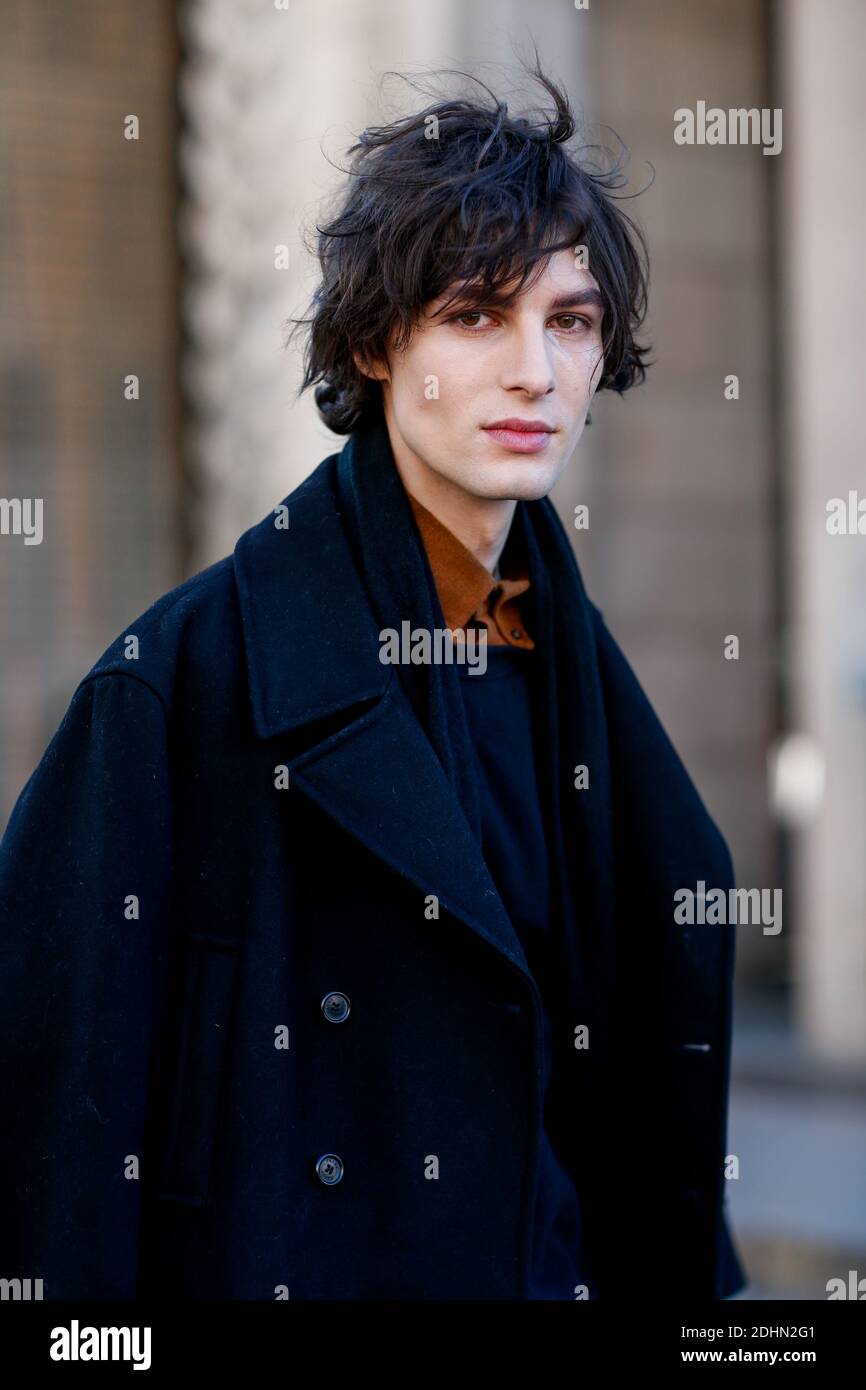 Street Style, Modell nach Kostüm National Homme Herbst-Winter 2016-2017 Show auf der Piazza Duomo, in Mailand, Italien, am 16. Januar 2016 statt. Foto von Marie-Paola Bertrand-Hillion/ABACAPRESS.COM Stockfoto