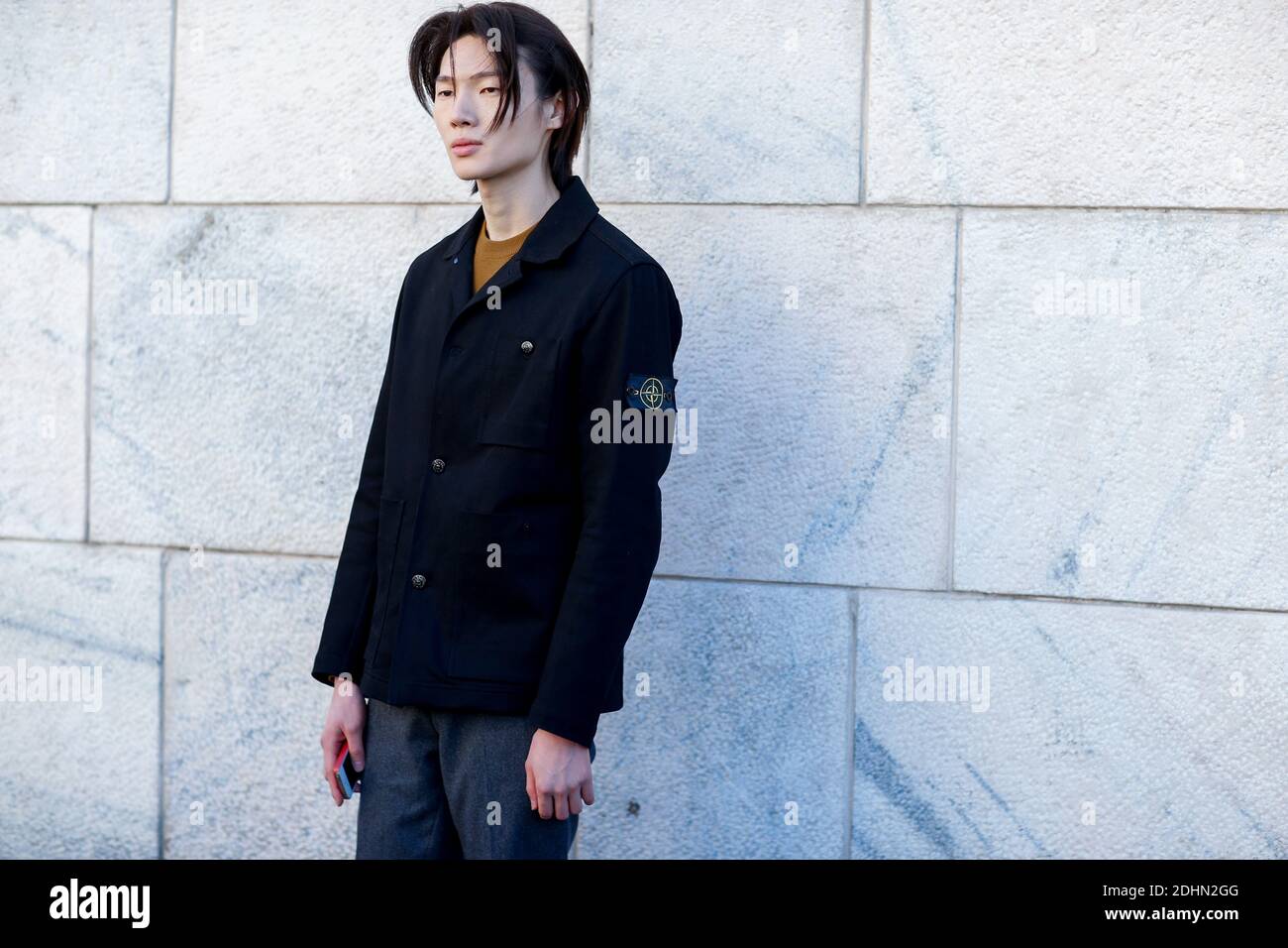 Street Style, Modell nach Kostüm National Homme Herbst-Winter 2016-2017 Show auf der Piazza Duomo, in Mailand, Italien, am 16. Januar 2016 statt. Foto von Marie-Paola Bertrand-Hillion/ABACAPRESS.COM Stockfoto