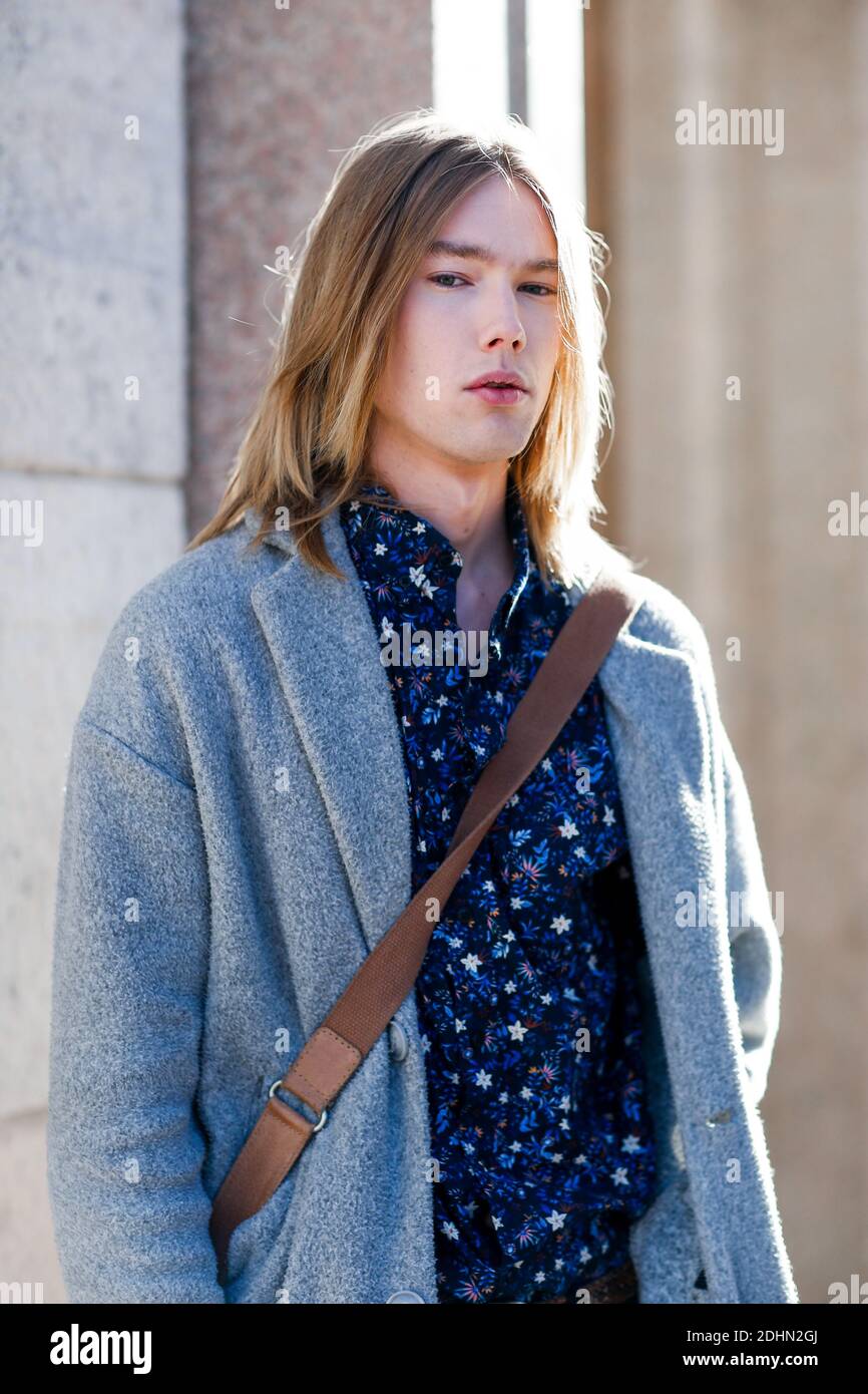 Street Style, Modell nach Kostüm National Homme Herbst-Winter 2016-2017 Show auf der Piazza Duomo, in Mailand, Italien, am 16. Januar 2016 statt. Foto von Marie-Paola Bertrand-Hillion/ABACAPRESS.COM Stockfoto