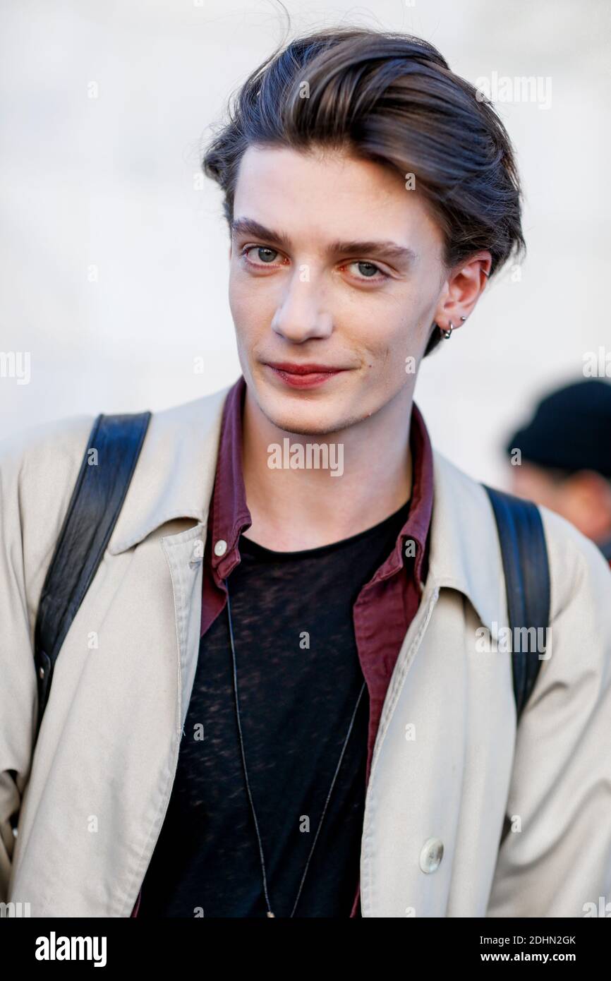 Street Style, Modell nach Kostüm National Homme Herbst-Winter 2016-2017 Show auf der Piazza Duomo, in Mailand, Italien, am 16. Januar 2016 statt. Foto von Marie-Paola Bertrand-Hillion/ABACAPRESS.COM Stockfoto