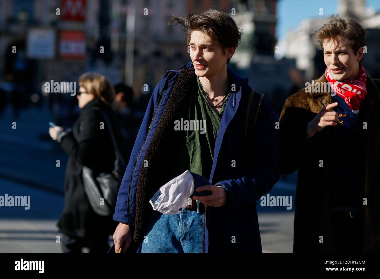 Street Style, Modell Timur Simakov nach Costume National Homme Herbst-Winter 2016-2017 Show auf der Piazza Duomo, in Mailand, Italien, am 16. Januar 2016 statt. Foto von Marie-Paola Bertrand-Hillion/ABACAPRESS.COM Stockfoto