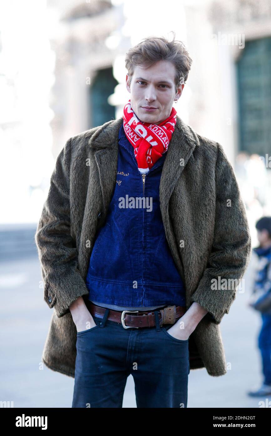 Street Style, Modell Felix Gesnouin nach Costume National Homme Herbst-Winter 2016-2017 Show auf der Piazza Duomo, in Mailand, Italien, am 16. Januar 2016 statt. Foto von Marie-Paola Bertrand-Hillion/ABACAPRESS.COM Stockfoto