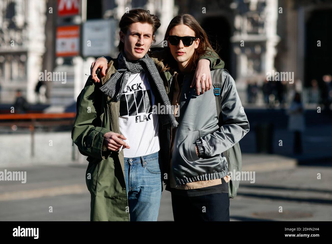 Street Style, Modelle nach Costume National Homme Herbst-Winter 2016-2017 Show auf der Piazza Duomo, in Mailand, Italien, am 16. Januar 2016 statt. Foto von Marie-Paola Bertrand-Hillion/ABACAPRESS.COM Stockfoto