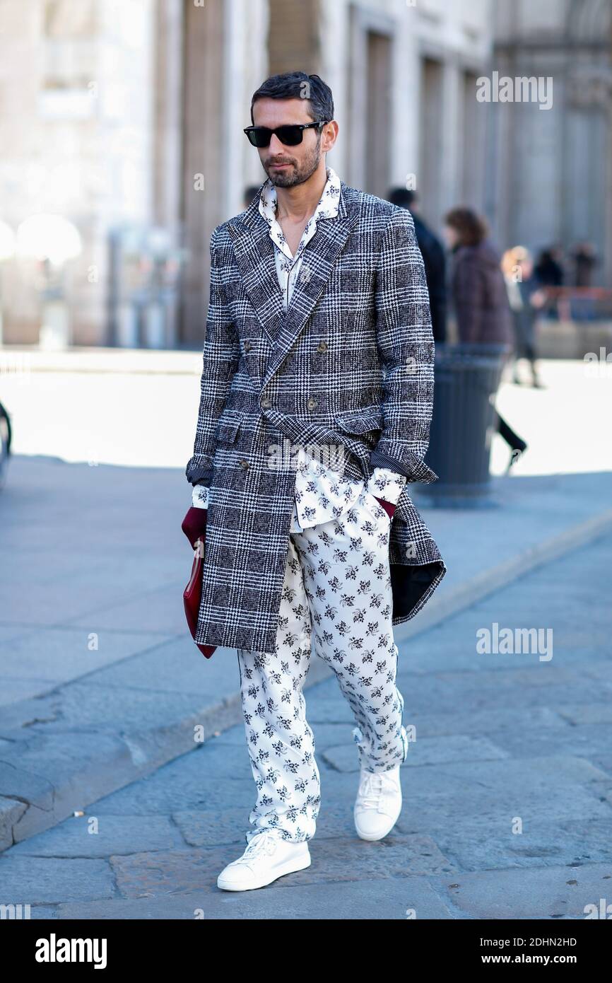 Street Style, Simone Marchetti Ankunft in Costume National Homme Herbst-Winter 2016-2017 Show auf der Piazza Duomo, in Mailand, Italien, am 16. Januar 2016. Foto von Marie-Paola Bertrand-Hillion/ABACAPRESS.COM Stockfoto