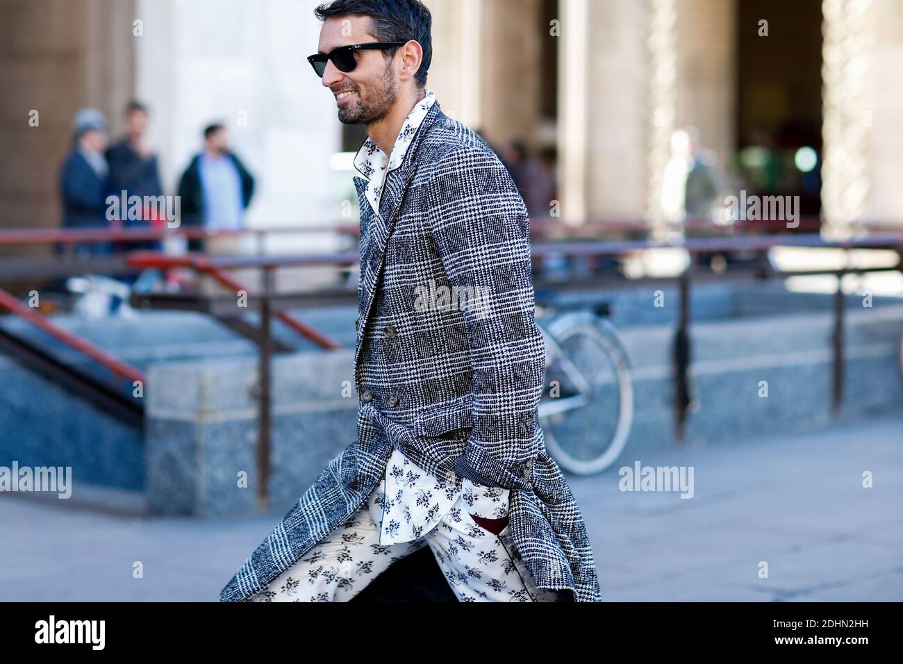 Street Style, Simone Marchetti Ankunft in Costume National Homme Herbst-Winter 2016-2017 Show auf der Piazza Duomo, in Mailand, Italien, am 16. Januar 2016. Foto von Marie-Paola Bertrand-Hillion/ABACAPRESS.COM Stockfoto