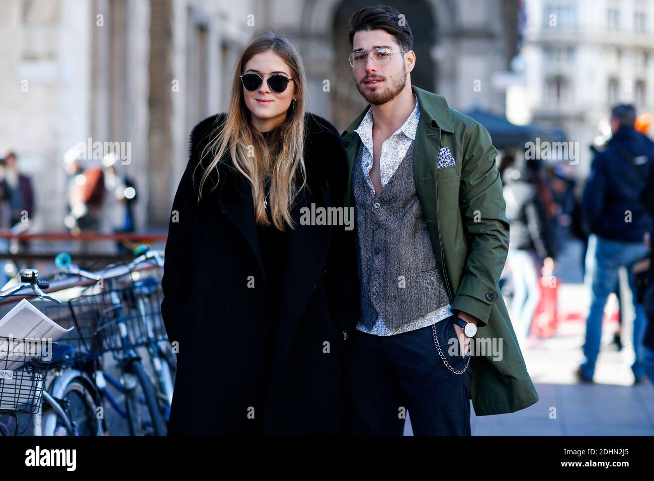 Street Style, Valentina Ferragni und Luca Vezil Ankunft in Costume National Homme Herbst-Winter 2016-2017 Show auf der Piazza Duomo, in Mailand, Italien, am 16. Januar 2016. Foto von Marie-Paola Bertrand-Hillion/ABACAPRESS.COM Stockfoto