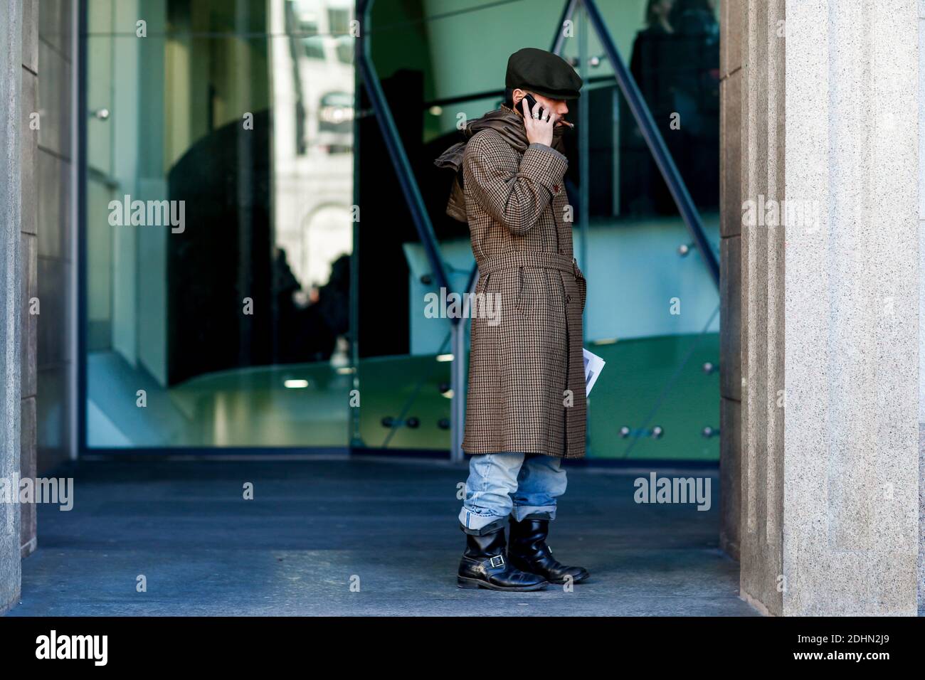 Street Style, Ankunft in Costume National Homme Herbst-Winter 2016-2017 Show auf der Piazza Duomo, in Mailand, Italien, am 16. Januar 2016 statt. Foto von Marie-Paola Bertrand-Hillion/ABACAPRESS.COM Stockfoto