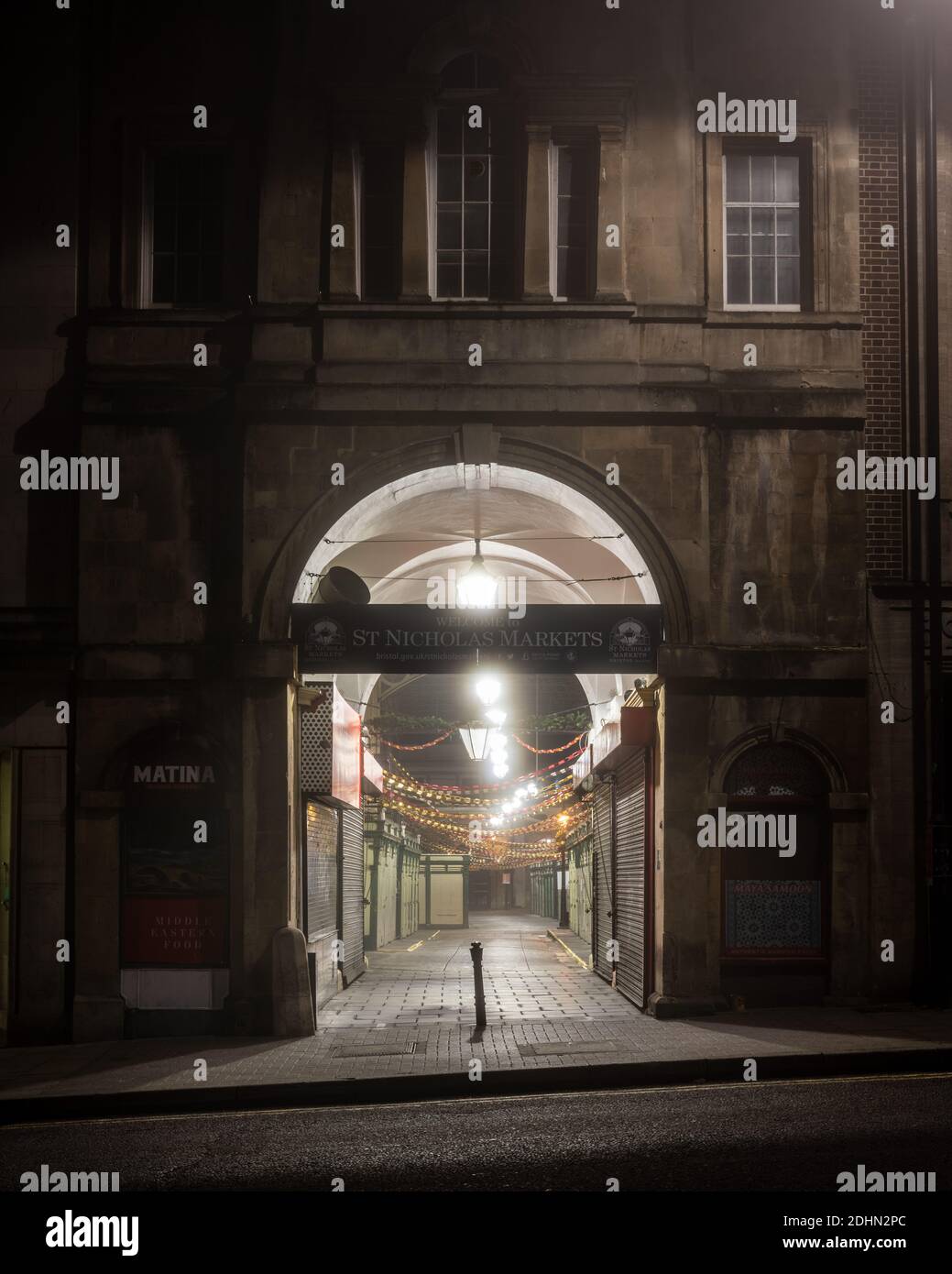 Der überdachte St. Nicholas Market ist an einem nebligen Abend im Zentrum von Bristol zu Weihnachten geschmückt. Stockfoto