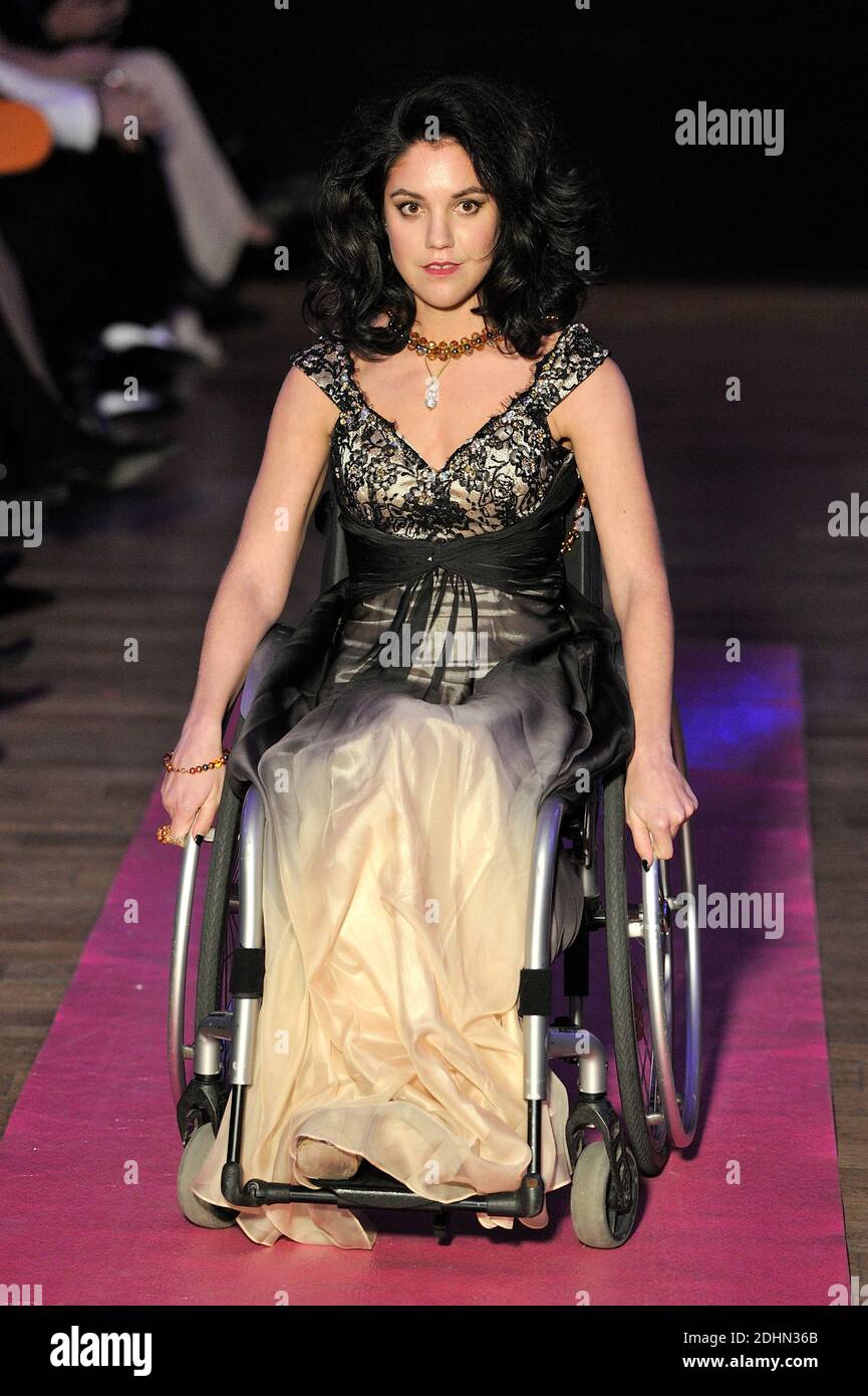 UN Mannequin en Situation de Handicap lors de la seconde Edition du defile Fashionhandi 'Fashion for all', A Paris, Frankreich, le 16 janvier 2016. Organisieren par l'Association Fashionhandi, Pendant le mois de la Mode a Paris, ce defile met en scene des Mannequins en Situation de Handicap et des valides. Fashionhandi est presidee par Sandrine Ciron, une jeune femme en Situation de Handicap. A l'origine de l'Association, elle a cree un Blog eponyme sur sa Passion, la Mode. Son objectif est de renforcer la visibilite et l'Integration des personnes handicapees. Foto Edouard Bernaux/ABACAPRESS.COM Stockfoto