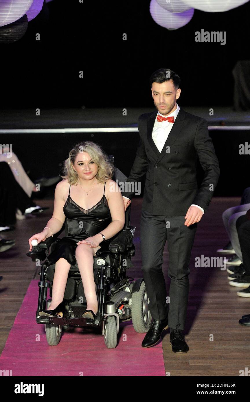 UN Mannequin en Situation de Handicap lors de la seconde Edition du defile Fashionhandi 'Fashion for all', A Paris, Frankreich, le 16 janvier 2016. Organisieren par l'Association Fashionhandi, Pendant le mois de la Mode a Paris, ce defile met en scene des Mannequins en Situation de Handicap et des valides. Fashionhandi est presidee par Sandrine Ciron, une jeune femme en Situation de Handicap. A l'origine de l'Association, elle a cree un Blog eponyme sur sa Passion, la Mode. Son objectif est de renforcer la visibilite et l'Integration des personnes handicapees. Foto Edouard Bernaux/ABACAPRESS.COM Stockfoto