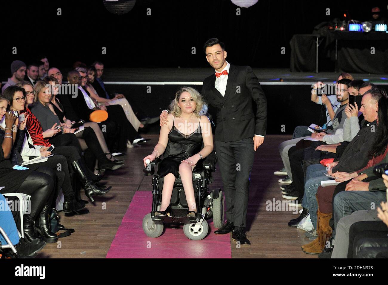 UN Mannequin en Situation de Handicap lors de la seconde Edition du defile Fashionhandi 'Fashion for all', A Paris, Frankreich, le 16 janvier 2016. Organisieren par l'Association Fashionhandi, Pendant le mois de la Mode a Paris, ce defile met en scene des Mannequins en Situation de Handicap et des valides. Fashionhandi est presidee par Sandrine Ciron, une jeune femme en Situation de Handicap. A l'origine de l'Association, elle a cree un Blog eponyme sur sa Passion, la Mode. Son objectif est de renforcer la visibilite et l'Integration des personnes handicapees. Foto Edouard Bernaux/ABACAPRESS.COM Stockfoto