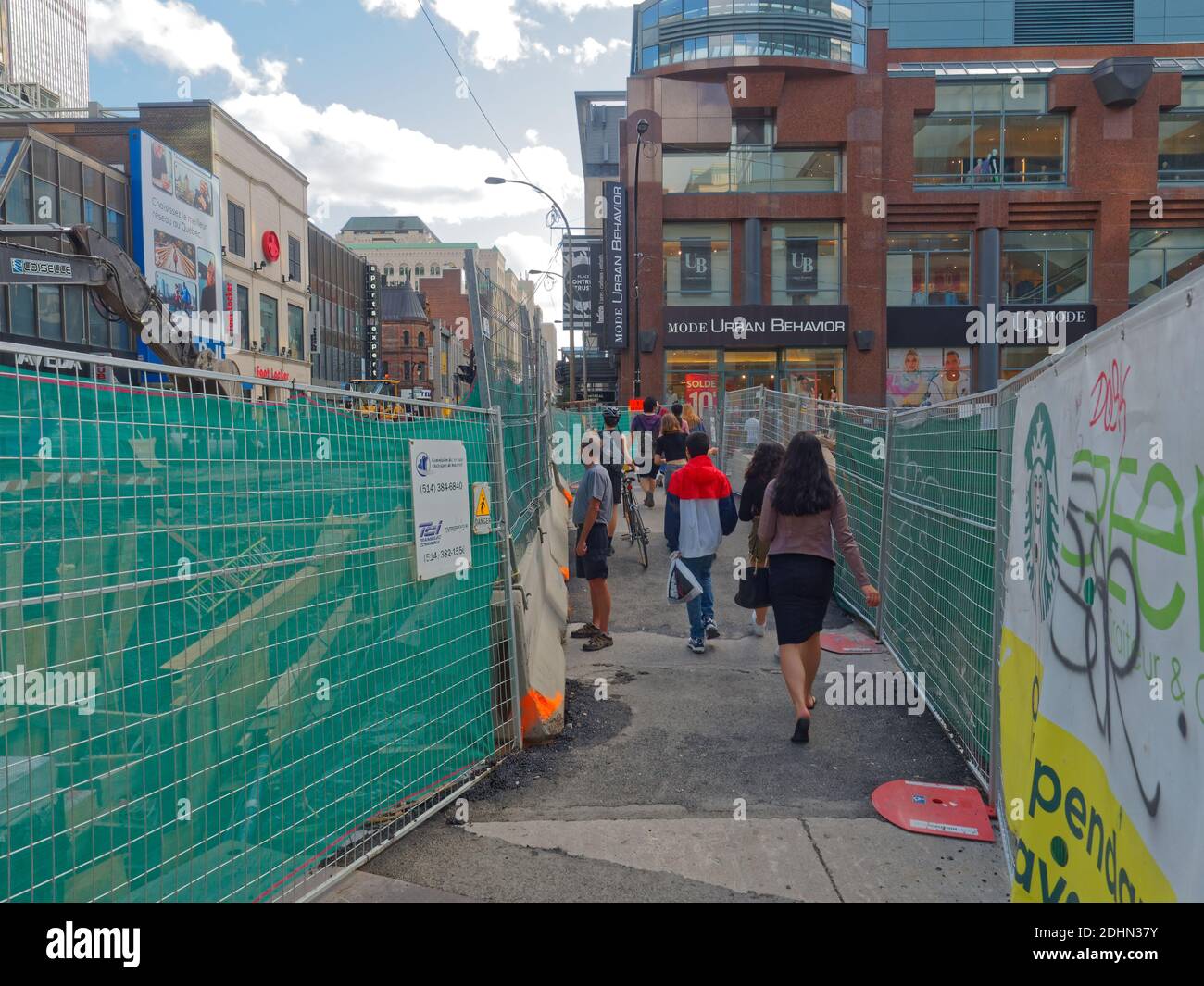 Leute, die auf der Sainte-Catherine Straße in der Innenstadt von Montreal spazieren gehen Stockfoto