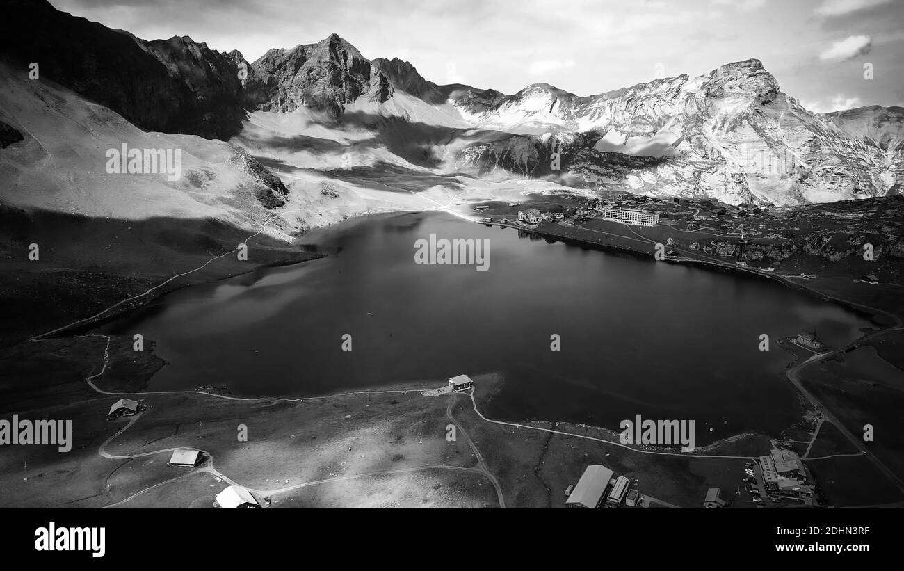 Klares blaues Wasser der Schweizer Bergseen in schwarz Und weiß Stockfoto