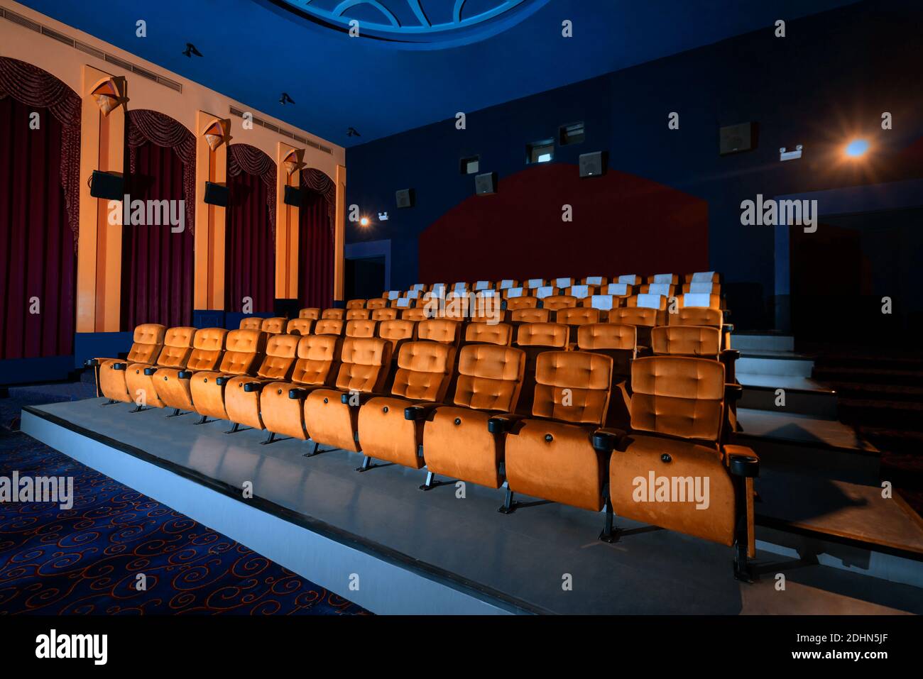 Großer Kinosaal mit Sitzreihen für das Publikum in Kinosälen Premiere mit Kinoprojektor. Das Kinosaal ist dekoriert Stockfoto