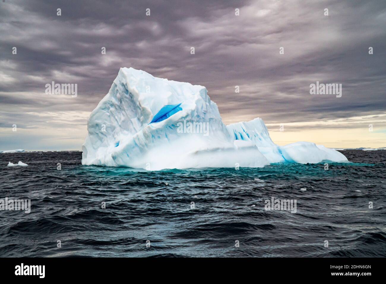 Schmelzenden Eisbergs Eisscholle im Vordergrund, Schwimmen im Meer, Antarktis. Stockfoto