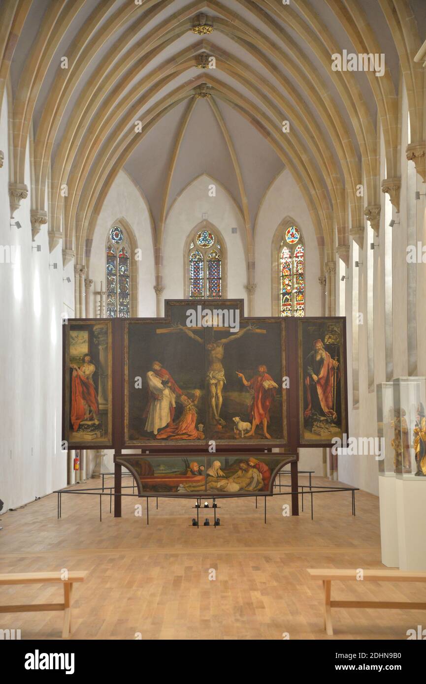 Das Isenheimer Altarbild (Retable d'Issenheim) von Matthias Gruenewald, ein Polyptychon aus elf Tafeln, ist am 22. Januar 2016 in der Kapelle des neuen Unterlinden-Museums in Colmar, Ostfrankreich, zu sehen. Das Museum wurde von den Schweizer Architekten Herzog und de Meuron renoviert und erweitert und im Dezember 2015 wiedereröffnet. Es ist das Meistbesuchte im Elsass und eines der meistbesuchten in Frankreich außerhalb der Region von Paris. Es enthält Werke von Pablo Picasso (ein Guernica-Wandteppich), Jean Dubuffet, Fernand Leger, Serge Poliakoff, Georges Rouault, Pierre Bonnard, Robert Delaunay, Otto Dix A Stockfoto