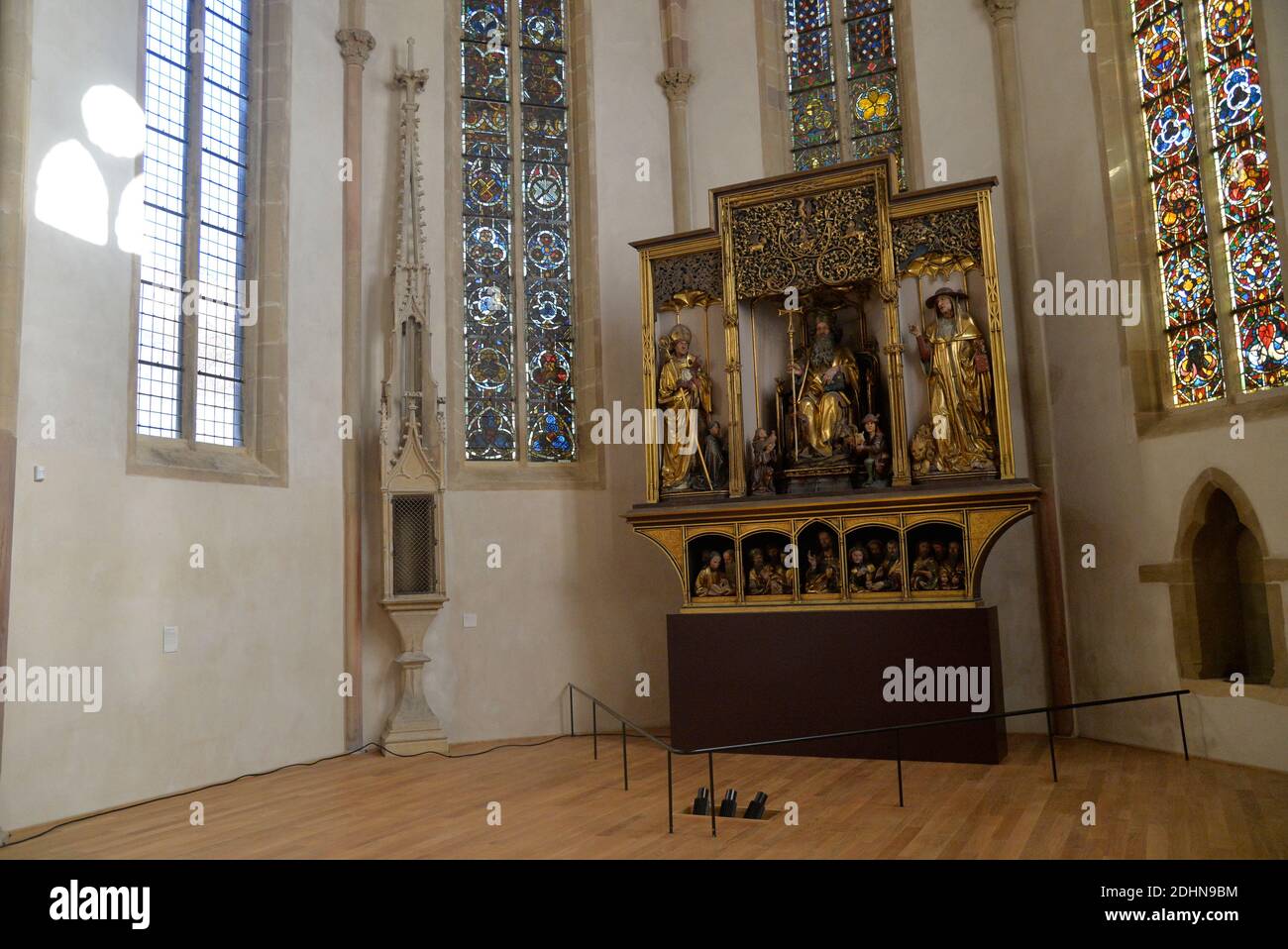 Das Isenheimer Altarbild (Retable d'Issenheim) von Matthias Gruenewald, ein Polyptychon aus elf Tafeln, ist am 22. Januar 2016 in der Kapelle des neuen Unterlinden-Museums in Colmar, Ostfrankreich, zu sehen. Das Museum wurde von den Schweizer Architekten Herzog und de Meuron renoviert und erweitert und im Dezember 2015 wiedereröffnet. Es ist das Meistbesuchte im Elsass und eines der meistbesuchten in Frankreich außerhalb der Region von Paris. Es enthält Werke von Pablo Picasso (ein Guernica-Wandteppich), Jean Dubuffet, Fernand Leger, Serge Poliakoff, Georges Rouault, Pierre Bonnard, Robert Delaunay, Otto Dix A Stockfoto