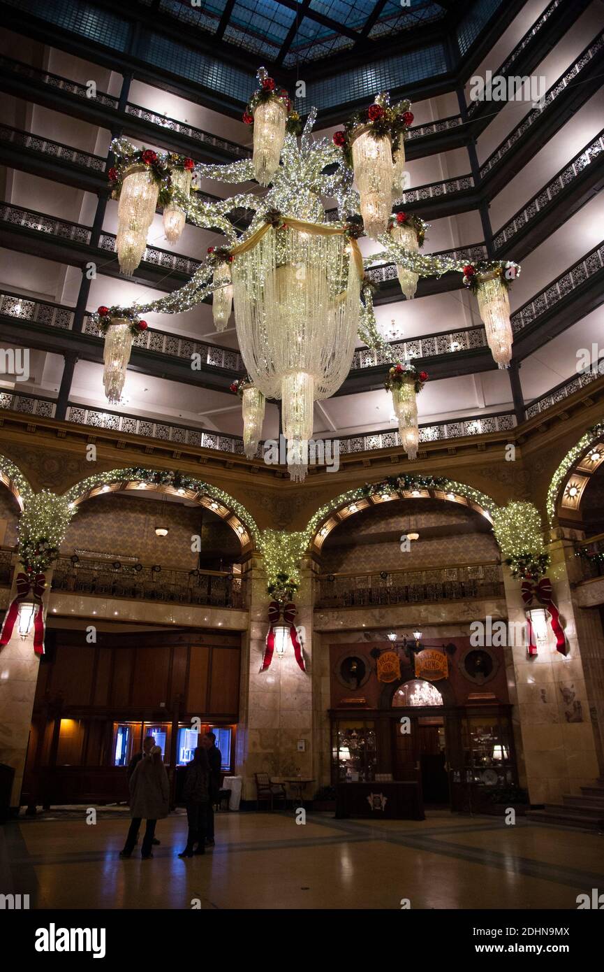 Holiday Lights and Chandelier, Historic Brown Palace Hotel, Denver, Colorado, (Foto von Casey B. Gibson) Stockfoto