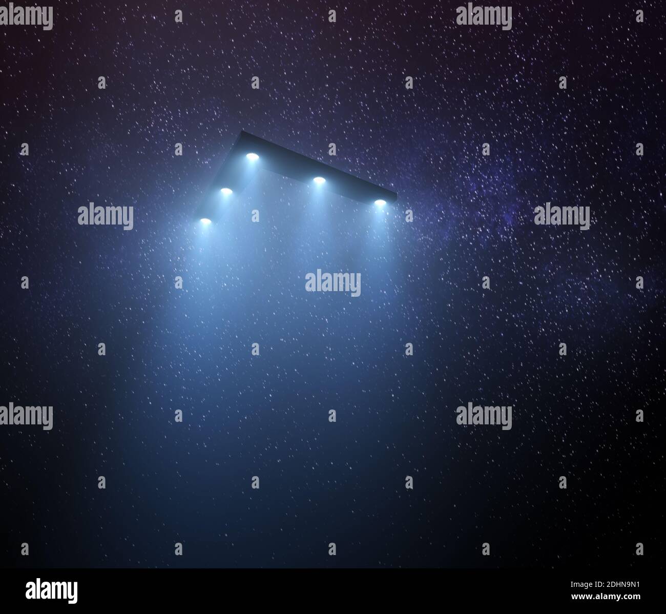 Nicht identifiziertes Flugobjekt bei Nacht mit Nebel und einem Licht darunter. Dreieckiges UFO, 3D-Illustration. Stockfoto