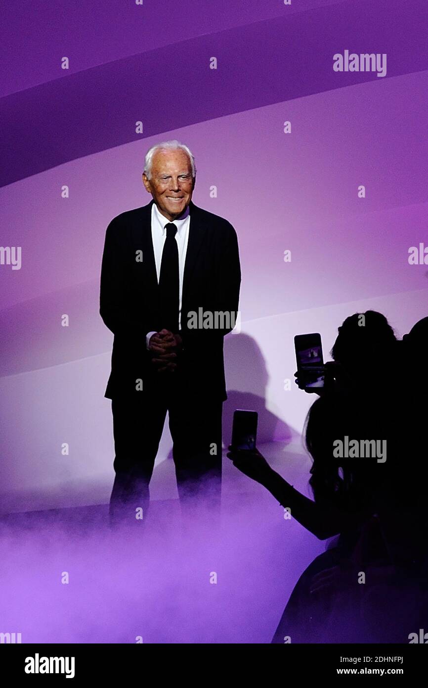 Der Designer Giorgio Armani tritt nach seiner Giorgio Armani Prive Show während der Pariser Frühjahr-Sommer 2016 Haute-Couture Fashion Week am 26. Januar 2016 in Paris, Frankreich, auf der Piste auf. Foto von Aurore Marechal/ABACAPRESS.COM Stockfoto