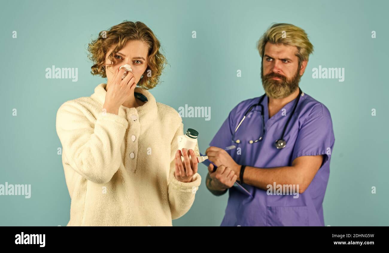 Das wird mich gesund machen. Behandelnde Ärzte und Patienten. Beratung zur Diagnose von Erkrankungen. Arzt- und Patientenbesprechung im Krankenhaus. Medizinisches Fachpersonal. Gesundheitswesen und Medizin. Stockfoto