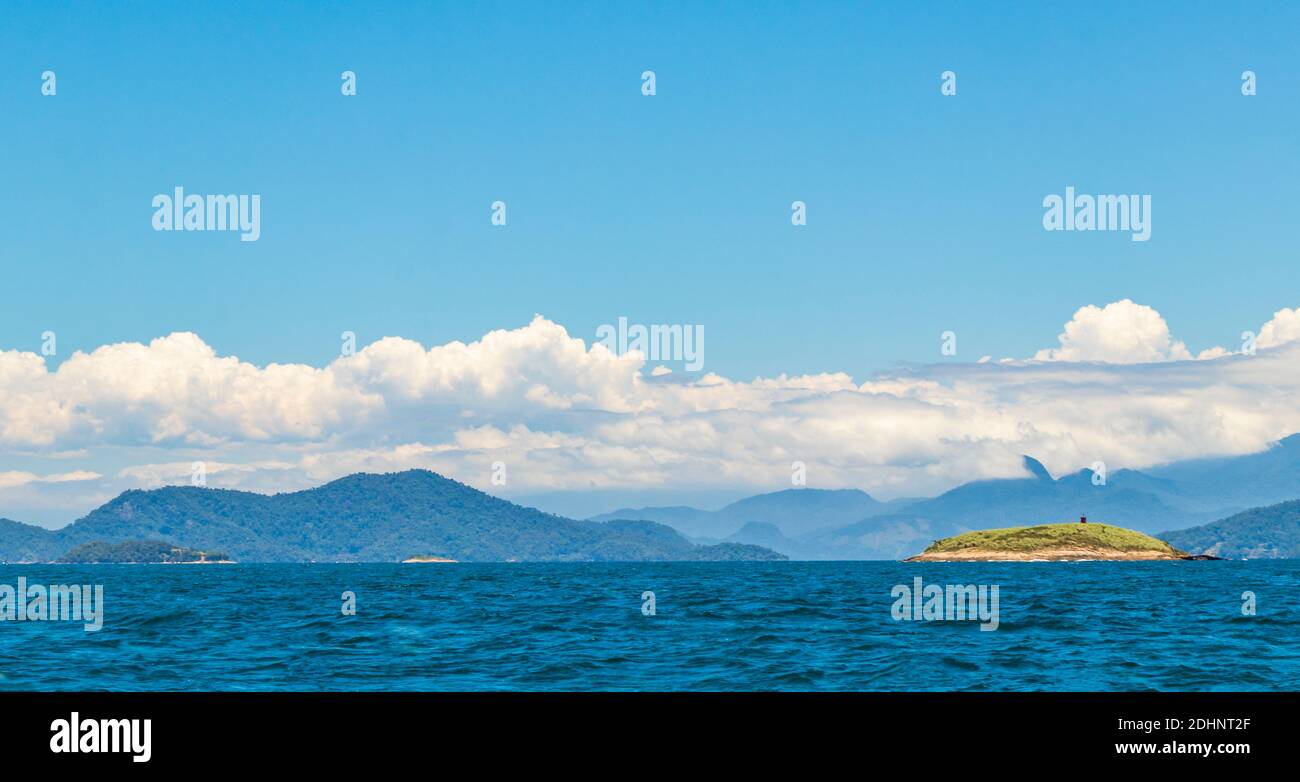 Panorama der tropischen Inseln Ilha Grande in Angra dos Reis, Rio de Janeiro, Brasilien. Stockfoto