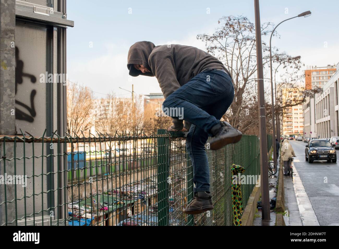 Ein illegales Lager von 400 Zimmer wurde am 3. Februar 2016 von Polizeikräften in der Nähe der Porte de Clignancourt in Paris, Frankreich, evakuiert. Foto von Christophe Geyres/ABACAPRESS.COM Stockfoto