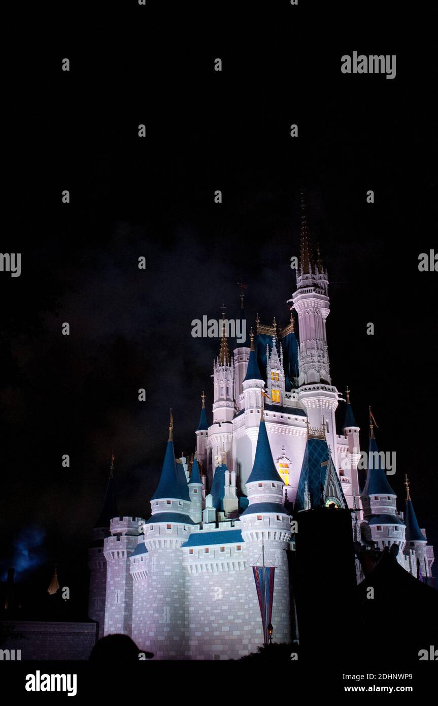 Feuerwerk rund um das berühmte Schloss. Disneyworld Florida, FL USA Stockfoto